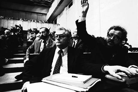 Inkriminovan lidoveck poslanec Josef Bartonk a komunistobijec Vclav Benda (hlasujc) na pd Federlnho shromdn, Praha 1991