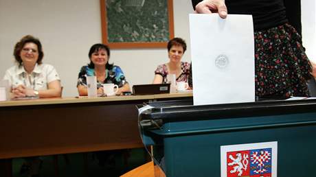 Volební místnost ve vojenské újezdu Bezina na Vykovsku se pynil stoprocentní volební úastí (28. kvtna 2010)