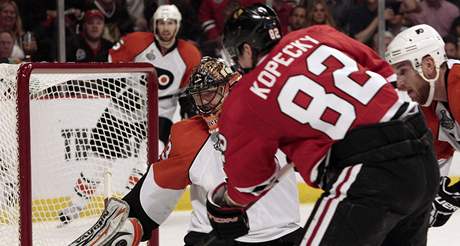 Slovenský hokejista Tomá Kopecký dává rozhodující gól  Chicaga do sít Philadelphie v úvodním finálovém duelu play-off NHL. 