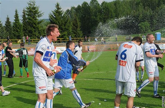 Fotbalisté Ústí si postup do ligy náleit vychutnali.