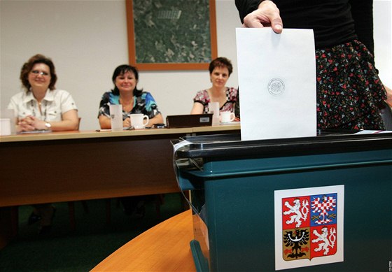 Volební místnost ve vojenské újezdu Bezina na Vykovsku se pynil stoprocentní volební úastí (28. kvtna 2010)