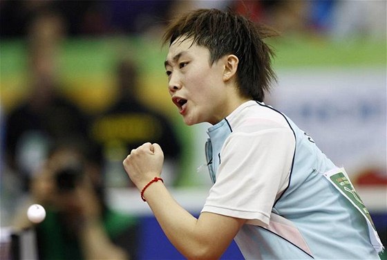 Singapurská stolní tenistka Fang Tianwei se raduje z vítzství nad favorizovanou ínou ve finále MS.