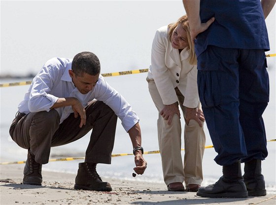 Prezident Barack Obama pi obhlídce pláe v Port Fourchon, kterou zasáhla ropa uniklá ze znieného vrtu (28. kvtna 2010)