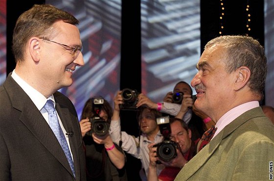 Vláda ODS, TOP 09 a Vcí veejných dává podle podnikatel anci na prosazení reforem i nutné etení státních financí. Na fotografii Petr Neas (ODS) a Karel Schwarzenberg (TOP 09).