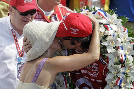 Dario Franchitti, erstvý vítz 500 mil Indianapolisu, pijímá gratulaci od své eny Ashley Juddové.
