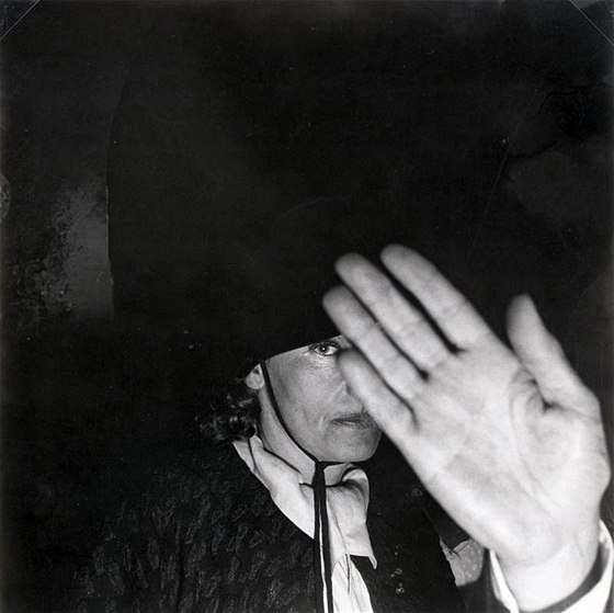 z výstavy Odhaleno: Voyeurismus, sledování a fotografický aparát (Georges Dudognon: Greta Garbo v roce 1950 v paíském klubu St. Germain)