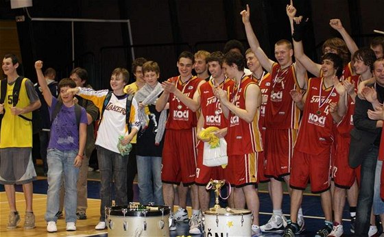 Osmnáctiletí basketbalisté Sr Sokol Písek slaví stíbro na mistrovství republiky se svými fanouky.