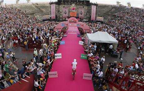 Vtz zvodu Giro d'Italia, Ivan Basso, pijd na vyhlen vsledk ve Veron.