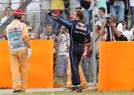 Sebastian Vettel gestikuluje po kolizi s tmovm kolegou Webberem pi Velk cen Turecka.