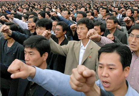 Na demonstranci proti Jin Koreji pily v Pchjongjangu desetitisce lid (30. kvtna 2010)