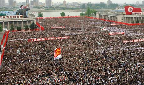 Na demonstranci proti Jin Koreji pily v Pchjongjangu desetitisce lid (30. kvtna 2010)