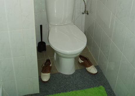 Aby se koberec na toalet neroloval, zatil jej majitel starmi botami na golf