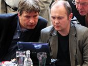 Roman Onderka (vlevo) a Michal Haek ve volebnm tbu SSD v Praze  (29. kvtna 2010)
