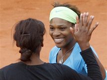 Venus (zdy) a Serena Williamsovy bhem tyhry na Roland Garros 2010