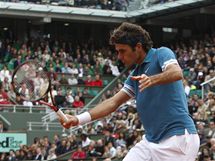 vcarsk tenista Roger Federer returnuje bhem zpasu s krajanem Stanislasem Wawrinkou na French Open.