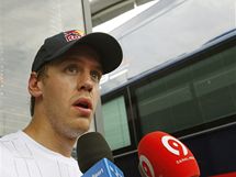 Sebastian Vettel mluv ped motorhomem Red Bullu po Velk cen Turecka o kolizi s tmovm kolegou Webberem.