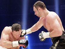 Ukrajinsk boxer Vitalij Kliko tvrd trefil svho polskho soka Alberta Sosnowskho. 