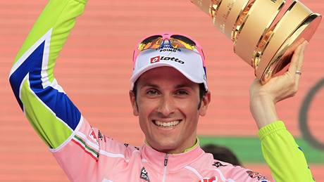 VÍTZ. Italský cyklista Ivan Basso pózuje s trofejí pro celkového vítze Giro d'Italia.