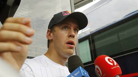 Sebastian Vettel mluví ped motorhomem Red Bullu po Velké cen Turecka o kolizi s týmovým kolegou Webberem.