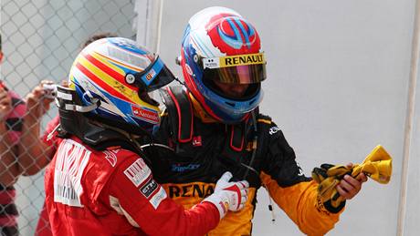 V CÍLI GP TURECKA: Alonso a Petov probírají vzájemnou kolizi.