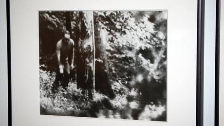 z výstavy Odhaleno: Voyeurismus, sledování a fotografický aparát (Dalibor Valouek: Agent KGB u mrtvé schránky v lese v newyorském Westchesteru)