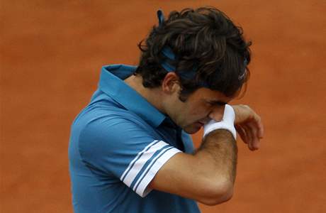 SMUTN HRDINA. vcar Roger Federer vypadl po porce se Sderlingem z tenisovho Roland Garros.