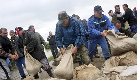 Slovci se potkaj se zplavami na vchod zem  (3. ervna 2010)