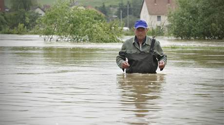 Mu se brod zaplavenmi ulicemi obce Szendro na severovchod Maarska (3. ervna 2010) 
