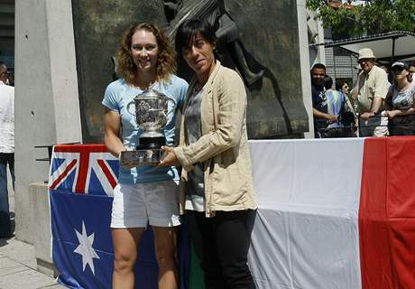 Samantha Stosurov (vlevo) a Francesca Schiavoneov pzuj ped finle s trofej pro vtzku Roland Garros
