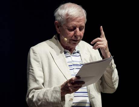 Hans Magnus Enzensberger na autorskm ten na Festivalu spisovatel Praha 2010; 8. ervna 