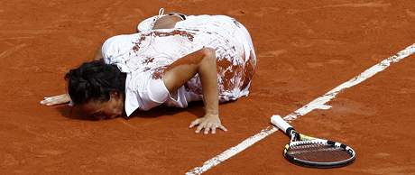 RADOST VTZKY. Francesca Schiavoneov oslavuje vtzstv nad Stosurovou ve finle Roland Garros.