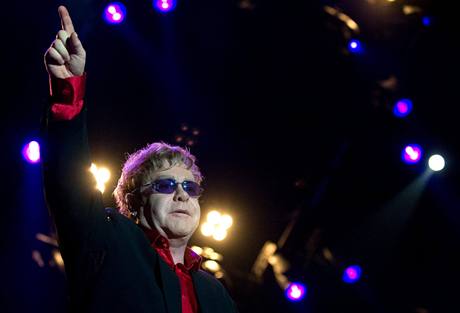 Elton John pi vystoupení v maarské Budapeti (8. ervna 2010)