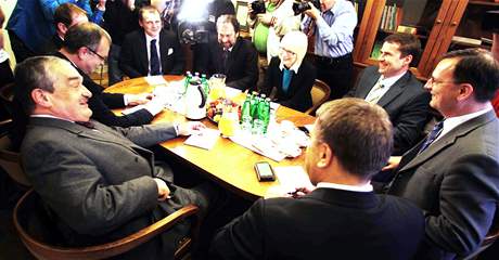 ODS, TOP 09 a VV podepsaly první prohláení o spolené vlád. (2. ervna 2010)
