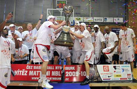 Basketbalist Nymburka s pohrem za zisk titulu mistr republiky 2009/10.