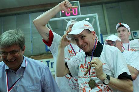 Prezident nymburskho basketbalu Miroslav Jansta (vlevo) a trenr Muli Katzurin se raduj z titulu mistra republiky.