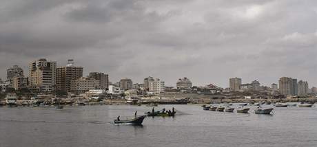 Izraelsk nmonictvo blokuje lod z psma Gazy a znemouje jim pstup na voln moe. Kvli blokaci se k pobe nedostala ani lo s humanitrn pomoc Rachel Corrie 