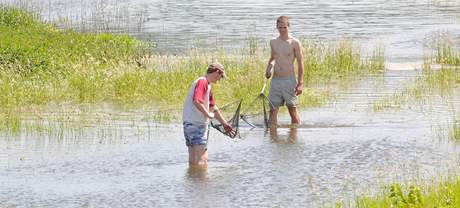 V zatopench lagunch nedaleko Uheric mladci lov uvzl ryby.