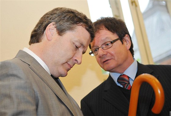 Radovan Novotný a Ale Kvapil u Krajského soudu v Brn (2. ervna 2010).