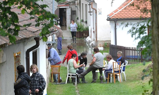 Evakuace obyvatel v obci Rohatec na Hodonínsku 3. 6. 2010