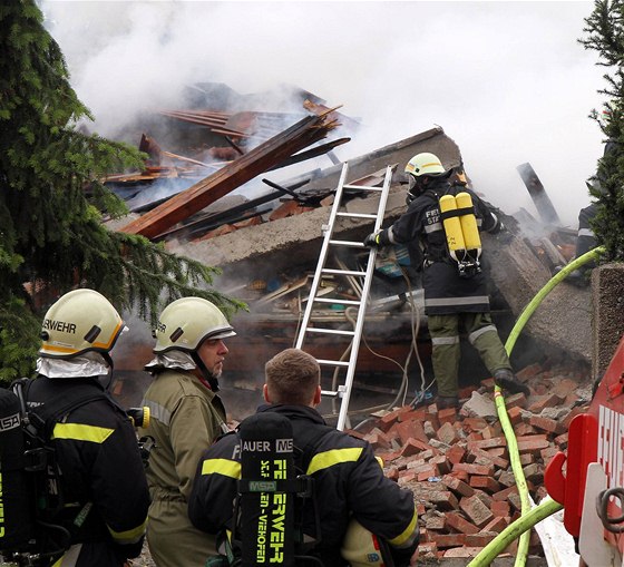 Po výbuchu plynu v dolnorakouském Sankt Poeltenu záchranái pátrají po pti lidech (3. ervna 2010)