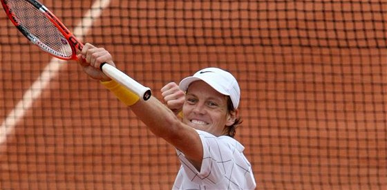 Tomá Berdych a jeho vítzné gesto poté, co ve tvrtfinále Roland Garros pehrál Michaila Juného