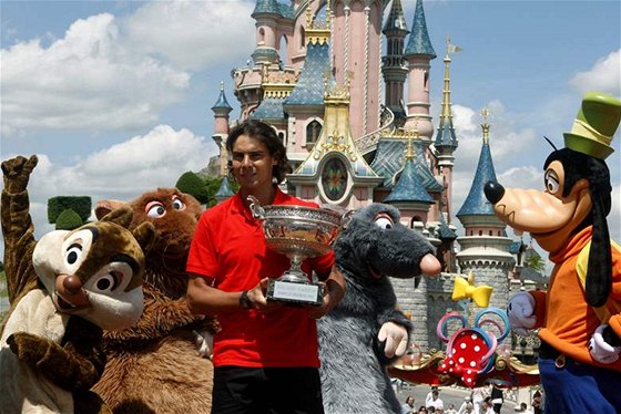 Rafael Nadal pózuje v paíském Disneylandu s trofejí pro ampiona Roland Garros 2010