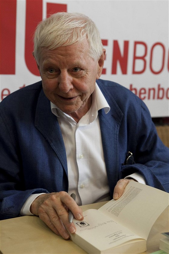 Hans Magnus Enzensberger na autogramiád v Big Ben Bookshop; Praha, 6. ervna 