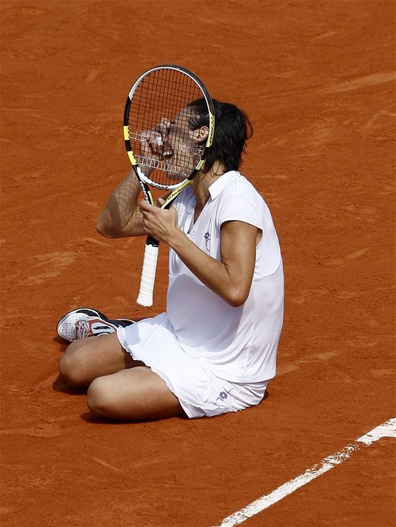 Italka Francesca Schiavoneová se raduje poté, co ve finále enské dvouhry na Roland Garros porazila Australanku Stosurovou.