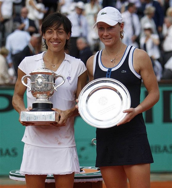 Vítzka Roland Garros Francesca Schiavoneová (vlevo) a poraená finalistka Samantha Stosurová pózují s trofejemi.