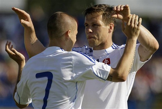 Vladimír Weiss (vlevo) a Radoslav Zabavník oslavují jednu z branek v zápase s Kostarikou.