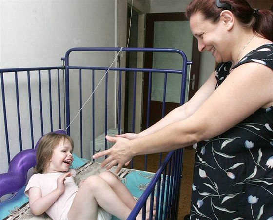 Paní Chaloupková s postienou dcerkou. Nyní ji nemá ím vozit po lékaích