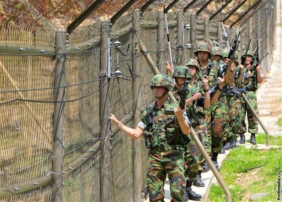 Jihokorejtí vojáci kontrolují plot demilitarizované zóny u hranic s KLDR.