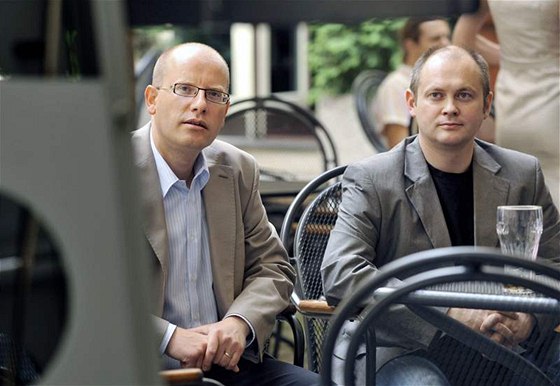 Bohuslav Sobotka a Michal Haek sledují ve volebním tábu SSD v Praze první pedbné výsledky parlamentních voleb. (29. kvtna 2010)