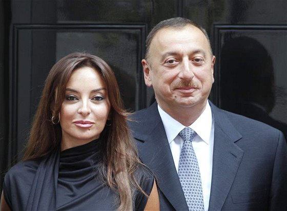 Ázérbájdánský prezidentský pár Mehriban a Ilham Alijevovi.